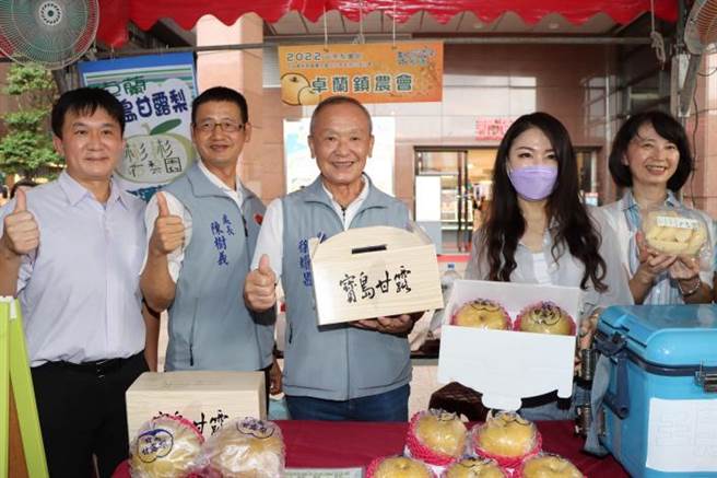 苗栗县长徐耀昌19晚间赴赴台北推销苗栗高品质高接梨。（苗栗县政府提供／谢明俊苗栗传真）