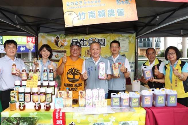 苗栗县长徐耀昌19晚间赴赴台北推销苗栗优良农特产品。（苗栗县政府提供／谢明俊苗栗传真）