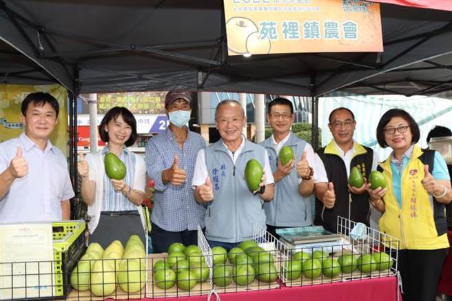 苗栗县长徐耀昌19晚间赴赴台北推销苗栗高品质高接梨。（苗栗县政府提供／谢明俊苗栗传真）