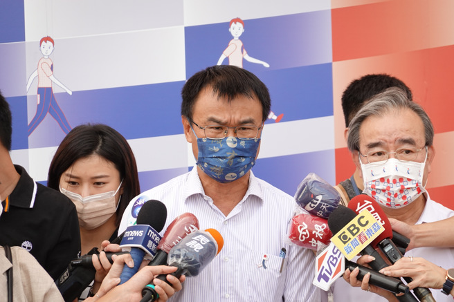 农委会主委陈吉仲20日在出席「台日水果夏祭」活动前，回应我农渔产品外销问题。（姚志平摄）