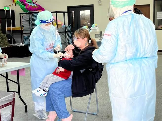 桃园20日新增2465例本土个案，考量接近暑假尾声，疫情有升温趋势，全市13区卫生所到月底都有提供婴幼儿莫德纳疫苗夜诊或假日诊接种服务。（陈梦茹摄）