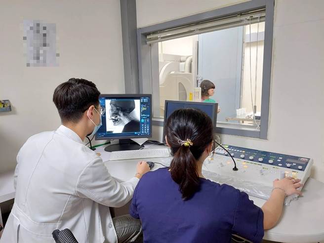 病人透過飲用混合顯影劑的水，以及X光攝影評估，幫助找出吞嚥障礙的問題。（大千醫院提供／謝明俊苗栗傳真）