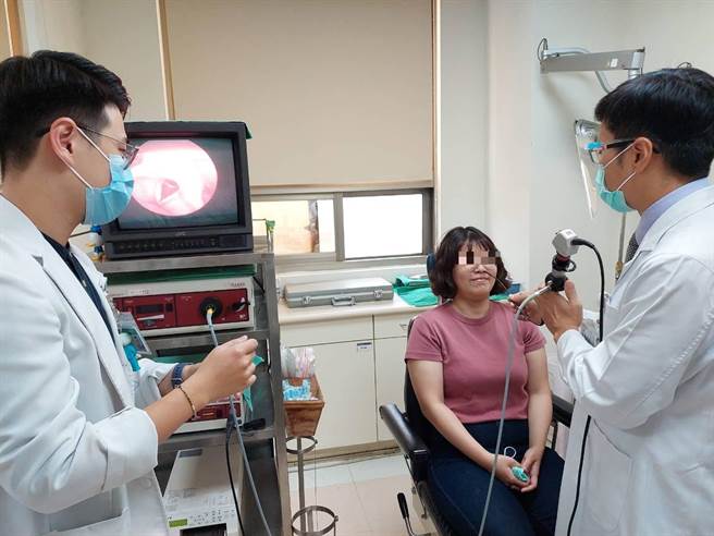 與耳鼻喉科醫師合作，以軟式纖維內視鏡直接觀察病人內部結構。（大千醫院提供／謝明俊苗栗傳真）