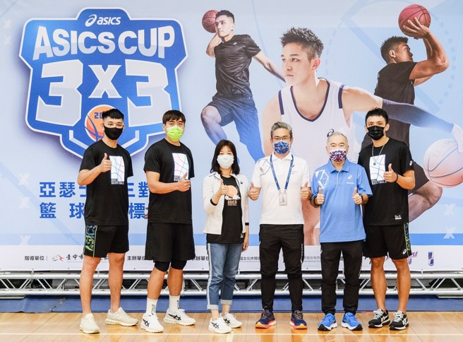 卢峻翔(左一)、施晋尧(右一)两名桃园领航猿球员，以及台啤英熊前锋黄镇在亚瑟士杯组成魔王队。(台中市政府运动局提供)