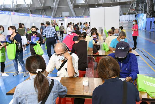 勞動部雲嘉南分署在台南市永華國民運動中心舉辦銀髮就業徵才活動，吸引800人到場求職。（雲嘉南分署提供／洪榮志台南傳真）