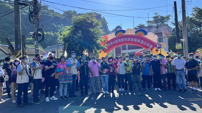 东山区公所20日在当地举办净山健走活动，让游客除了做环保，还能沿途走读发现水云之美。。（张毓翎摄）