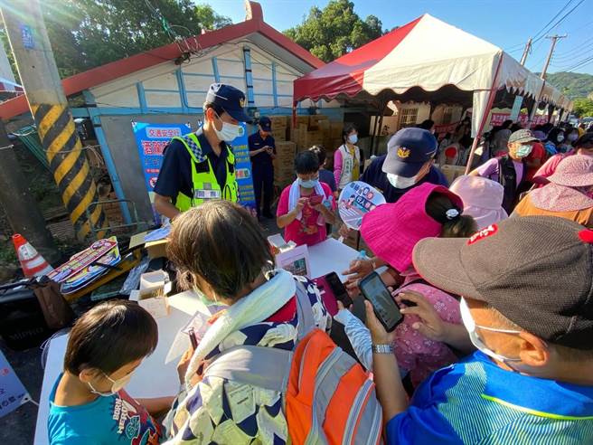 白河警分局派员在活动上宣导交通及妇幼安全，气氛热闹滚滚。（警方提供／张毓翎台南传真）