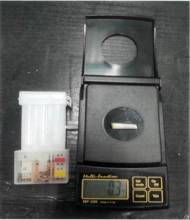 警方當場查獲黃男吸食大麻，查扣一隻大麻捲菸。（翻攝照片／林郁平台北傳真）