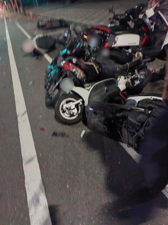 东区发生机车毁损案，两派人马因债务纠纷，其中一方的整排机车遭砸毁。（读者提供／程炳璋台南传真）