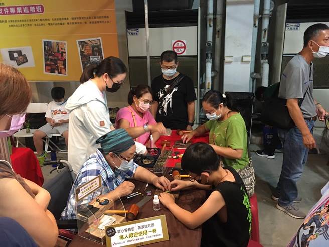 现场有不少DIY手作体验，吸引不少民眾参观。（崔正纲摄）