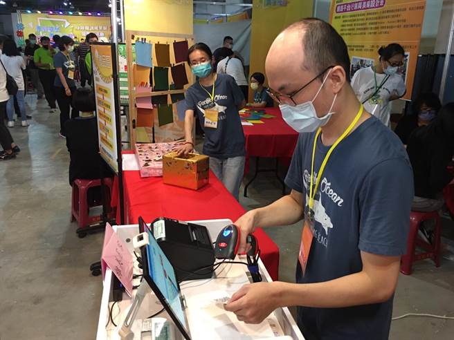 其中一位学员薛亦翔，展示ERP系统操作。（崔正纲摄）