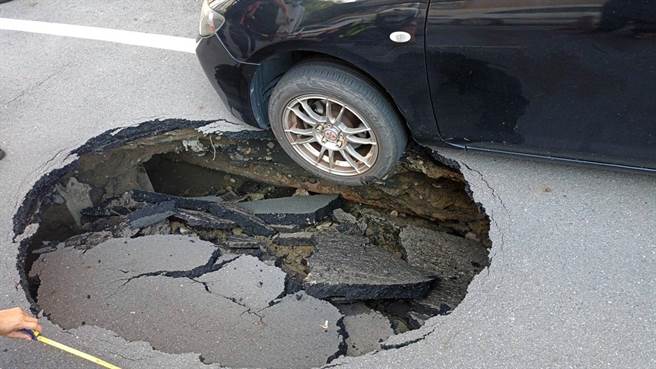 台南市永康区新行路塌陷出现坑洞。（读者提供／洪荣志台南传真）