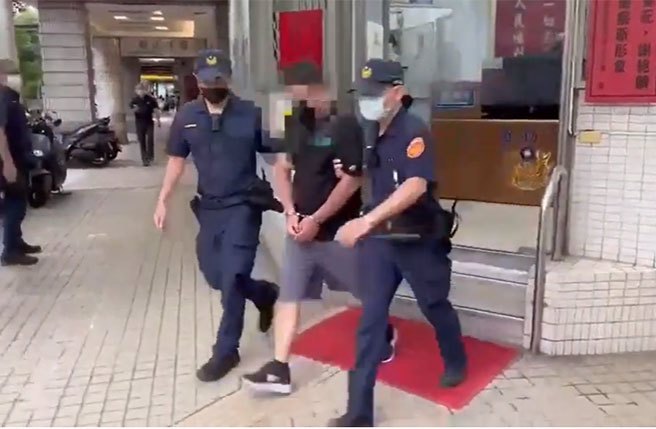 警方逮捕何男。(擷取自影片)