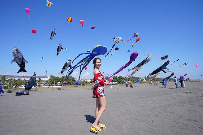 「2022旗津风筝节」20日、21日于旗津海水浴场盛大展开，高市府观光局邀请亚洲国际风筝联合会及超过40位风筝好手，以《大鱼世界》为主题连袂放飞上百只风筝。（高市府观光局提供／洪浩轩高雄传真）