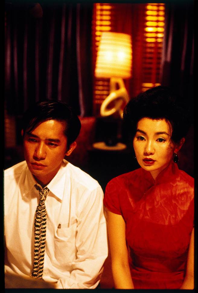 梁朝伟和张曼玉在王家卫的镜头魅力下，流动最真诚的暧昧情感。（CATCHPLAY提供）