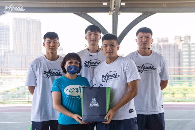 邱子轩(左一)、吕威霆(后中)、勤明庆(右一)与于焕亚4名海神球星出席公益活动。(高雄全家海神提供)