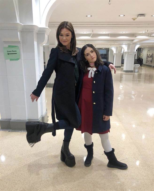 茱莉亞（左）和伊莎貝拉一起拍攝時，必須穿上18公分高的特殊靴子。（摘自Isabelle 麻豆傳煤）