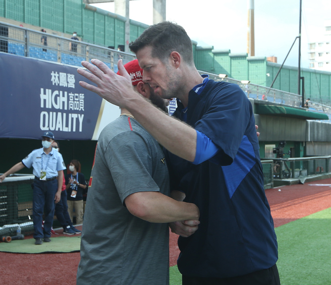 不舍好友罗力（）要退休，伍铎献上拥抱。（陈怡诚摄）