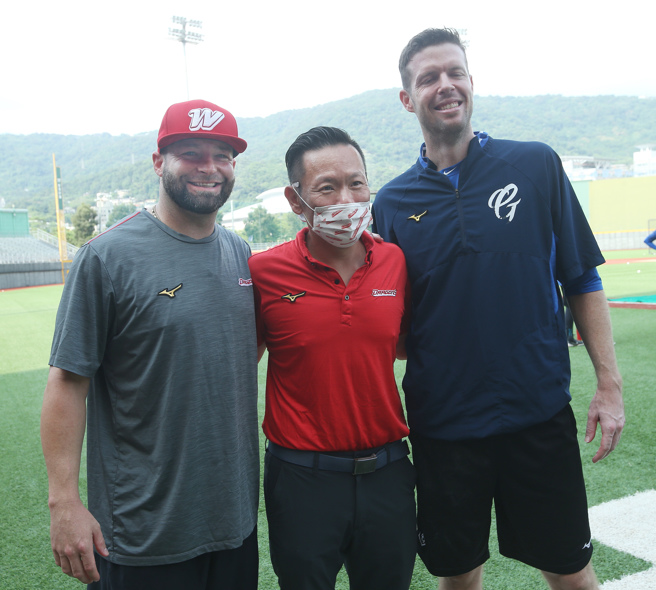 味全龙伍铎（左起）、翻译谢章瑞及富邦悍将罗力。（陈怡诚摄）