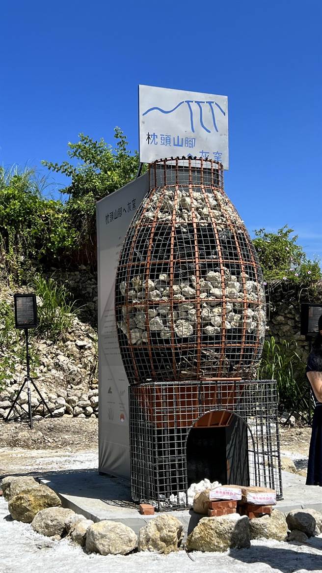 以旧灰窑为原型制作的入口意象「灰窑巨人」，于今天亮相。（张毓翎摄）