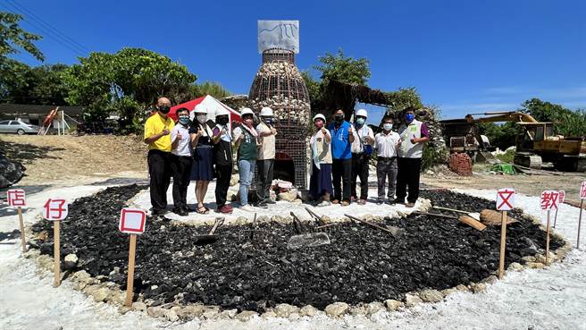 「灰窑巨人」搭配烧制过程中使用到的煤炭、石灰石，做成地景艺术枯山水，相当吸睛。（张毓翎摄）