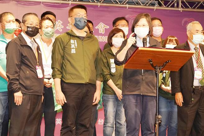 蔡英文强调，蔡其昌是一个行动派，他做立委，只要他答应的事情一定做得到。(陈世宗摄)