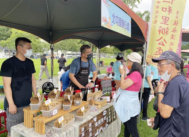 台中市北屯區大坑社區發展協會，20日舉辦「大坑新社農產觀光特色推廣活動」，串連大坑、新社地區農特產品觀光資源，用行動力挺農民。（陳世宗攝）