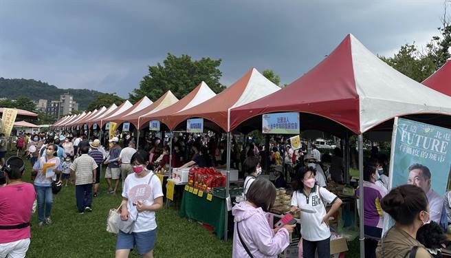 台中市北屯區大坑社區發展協會，20日舉辦「大坑新社農產觀光特色推廣活動」，串連大坑、新社地區農特產品觀光資源，用行動力挺農民。（陳世宗攝）
