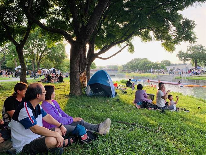 台中市丰原葫芦墩公园首次爵士野餐溪畔音乐会，20日下午在水岸花都葫芦墩公园第五区的轻舟水岸登场。（台中市繁荣葫芦墩促进会提供）