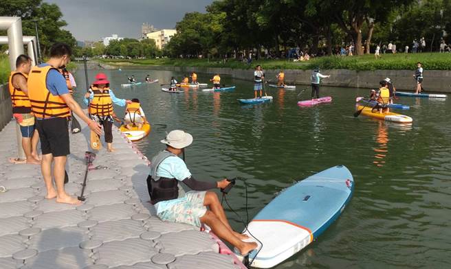 台中市丰原葫芦墩公园首次爵士野餐溪畔音乐会，20日下午在水岸花都葫芦墩公园第五区的轻舟水岸登场。（台中市繁荣葫芦墩促进会提供）
