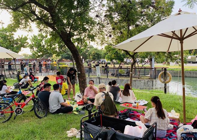 台中市丰原葫芦墩公园首次爵士野餐溪畔音乐会，20日下午在水岸花都葫芦墩公园第五区的轻舟水岸登场。（台中市繁荣葫芦墩促进会提供）