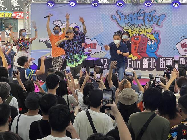 新北市举办「Just FUN 新北」街头文化节，侯友宜上台唱饶舌。（王扬杰摄）