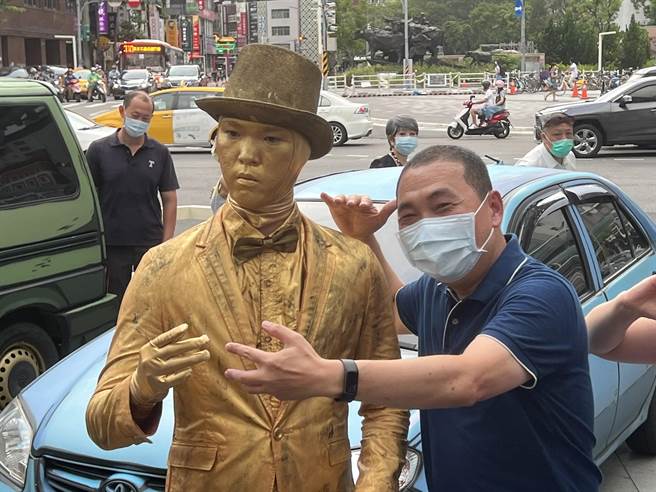 新北市举办「Just FUN 新北」街头文化节，侯友宜与街头艺人合影。（王扬杰摄）