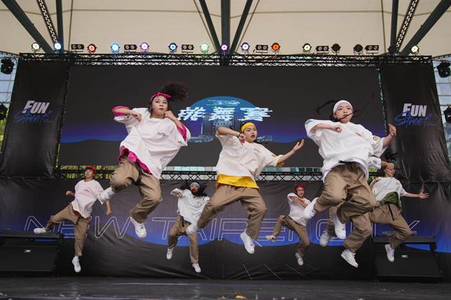 新北市举办「Just FUN 新北」街头文化节，「新北Fun街头」街舞大赛各队表现精采。（板桥区公所提供）