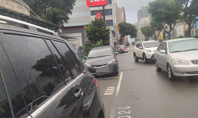 收费员准备开单夹在车上时，轿车突然发动往后离开车格，等到收费员离开后，轿车又回到车格里，收费员最后问对方是否要停，对方竟再次往后开。（翻摄自脸书「爆废公社」）