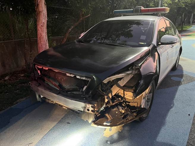 龜山員警為追逐酒駕男子，撞到前保桿都掉下來。（翻攝照片）