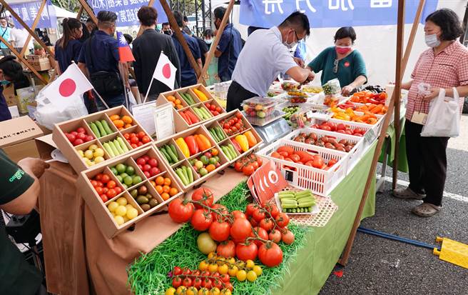 由日本台湾交流协会、行政院农业委员会主办，文化总会共同主办的「台日水果夏祭」活动，于8月20日在凯达格兰大道登场，集结35个摊商，满满呈现台日双方特色水果及相关制品。（姚志平摄）