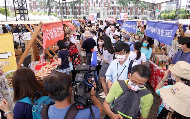 由日本台湾交流协会、行政院农业委员会主办，文化总会共同主办的「台日水果夏祭」活动，吸引不少民眾到场参观尝鲜。（姚志平摄）