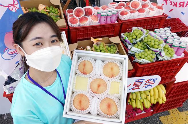 「台日水果夏祭」活动中，来自日本的水蜜桃、葡萄，以及台湾的香蕉、红龙果等各式水果，让人垂涎欲滴。（姚志平摄）