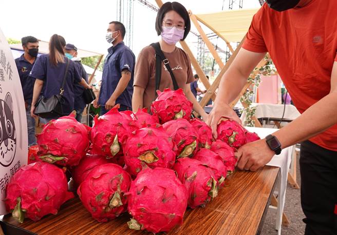 「台日水果夏祭」活动中，台湾盛产的火龙果又大又鲜甜。（姚志平摄）