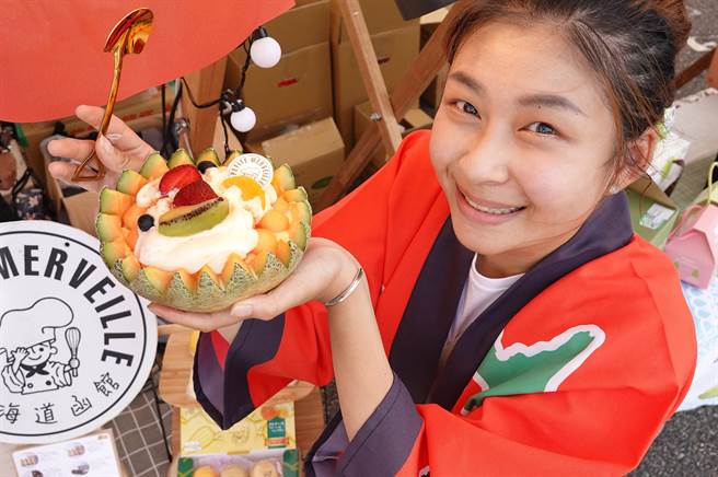 「台日水果夏祭」活动中，商家推出综合多项水果的哈蜜瓜蛋糕，令人食指大动。（姚志平摄）