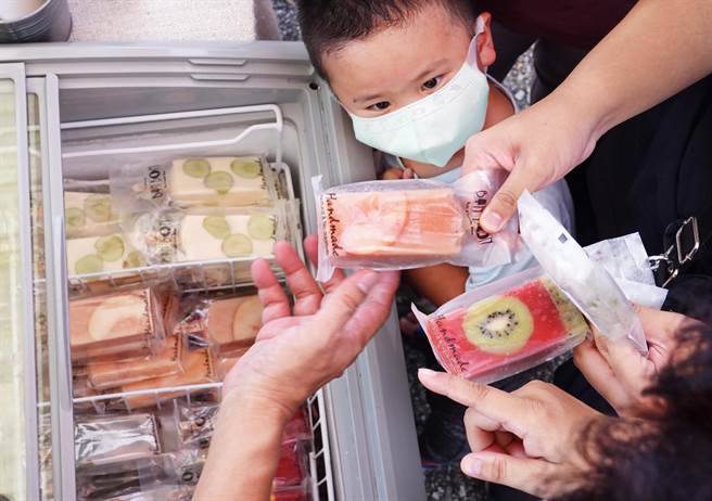 「台日水果夏祭」活动中，以水果为原料制成的冰棒，成为夏日最抢手的商品。（姚志平摄）