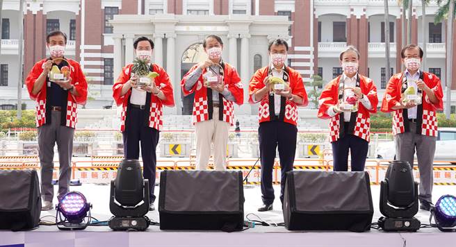 「台日水果夏祭」活动中，农委会主委陈吉仲（右三起）、日台交流协会代表泉裕泰、外交部长吴钊燮等人一同将水果放进台日友情篮中，象徵双方友情如这些水果般甜蜜。（姚志平摄）