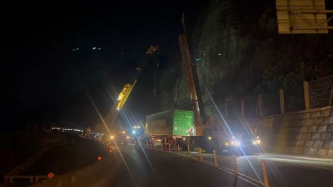 新北市瑞芳区滨海公路发生连结车货柜脱开意外，警方正在排除中。（读者提供／张志康新北传真）
