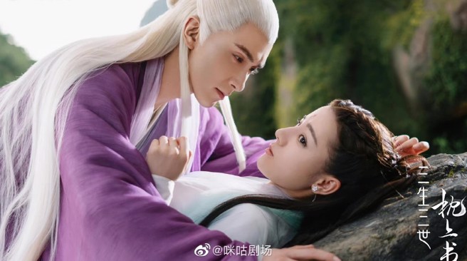 高伟光和迪丽热巴在《三上三世枕上书》演一对情侣。(图/微博)