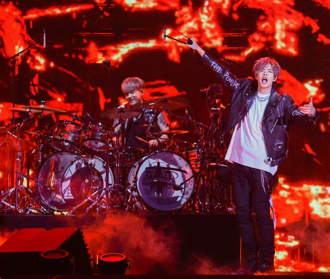 八三夭「顛倒世界」演唱會上帶來一連串經典歌曲，現場氣氛嗨翻。（羅永銘攝）