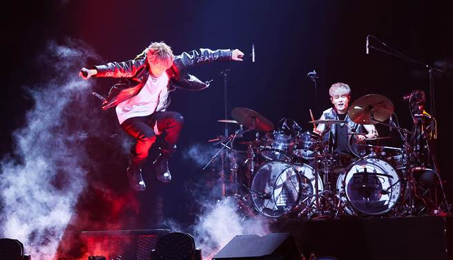 主唱阿璞在演唱會又唱又跳，相當賣力。（羅永銘攝）