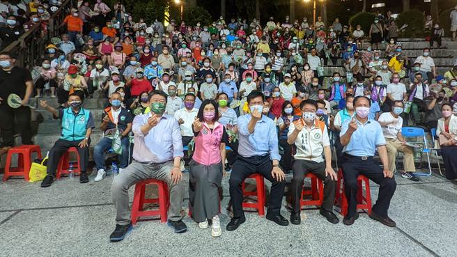 民進黨新北市長選人林佳龍今(20)日晚間連跑兩場「新北大翻新 議員逗陣拚」議員座談會。圖為新莊場次座談會。(黃敬文攝)