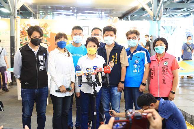 台中市长卢秀燕（前排左三）20日表示，文化部提的国漫馆计画被行政院打枪。中市新闻局指出，文化部在选址前，市府已告知产权相关问题。（张亦惠摄）