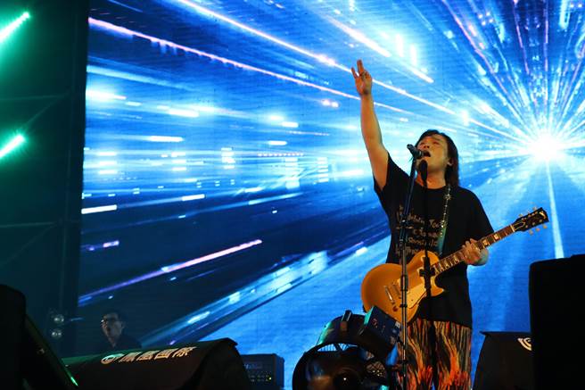 屏东夏日狂欢祭20日邀请台湾「教父级摇滚乐团」之称的伍佰＆China Blue压轴演出，直接把大鹏湾变成小巨蛋。（谢佳潾摄）